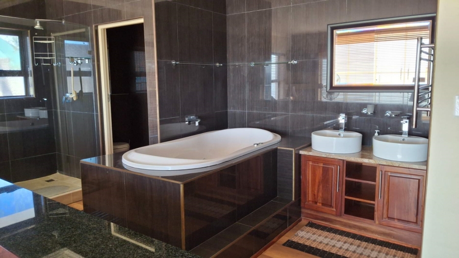 5 Bedroom Property for Sale in Blueberry Hill Western Cape